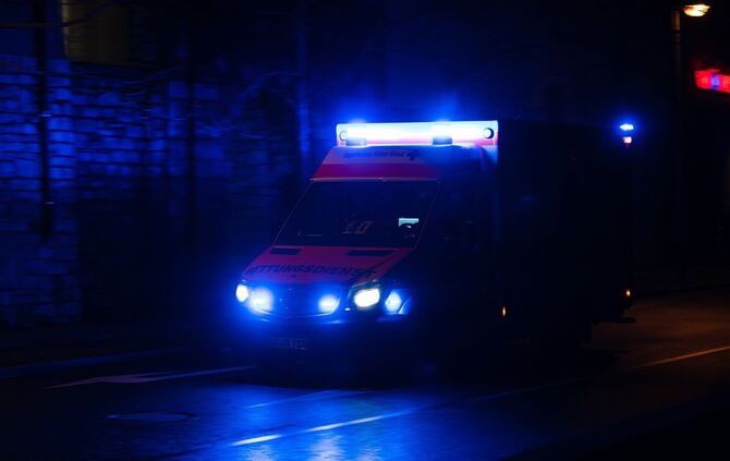 Einer der 17-Jährigen wurde mit lebensgefährlichen Verletzungen ins Krankenhaus gebracht. (Symbolbild)