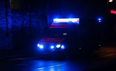 Einer der 17-Jährigen wurde mit lebensgefährlichen Verletzungen ins Krankenhaus gebracht. (Symbolbild)