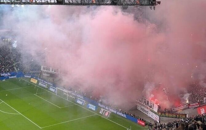 Aus dem Fanblock der Eintracht wurden vor der Partie Feuerwerkskörper gezündet.