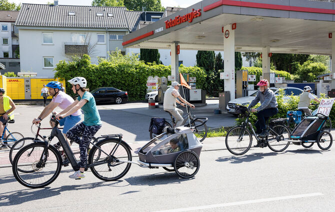 Die Fahrraddemonstration Kidical Mass führte im Mai 2026 bewusst auch über die Schorndorfer Straße in Endersbach. Eine kritische