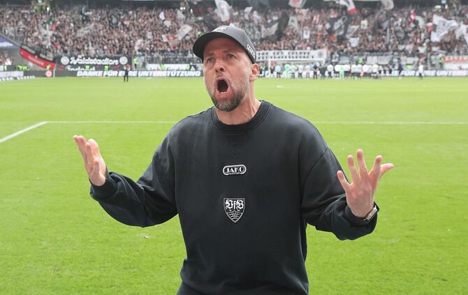 VfB-Trainer Hoeneß jubelte nach Abpfiff emotional und ausgelassen in der Fankurve.
