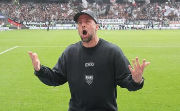 VfB-Trainer Hoeneß jubelte nach Abpfiff emotional und ausgelassen in der Fankurve.