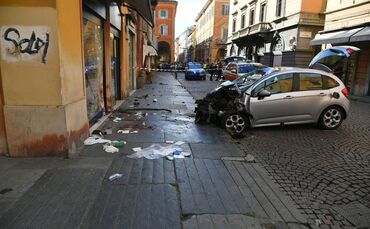 Auto fährt in Modena in Menschenmenge