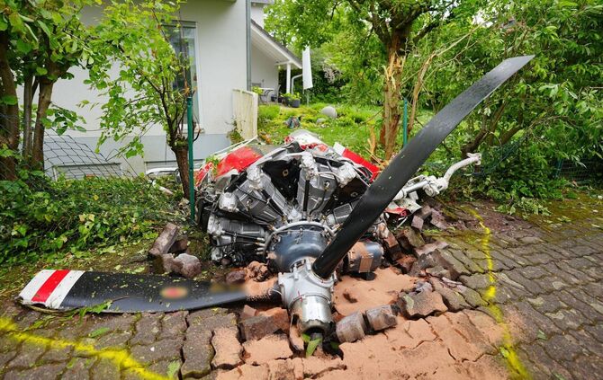 Absturz eines Kleinflugzeuges in ein Wohngebiet