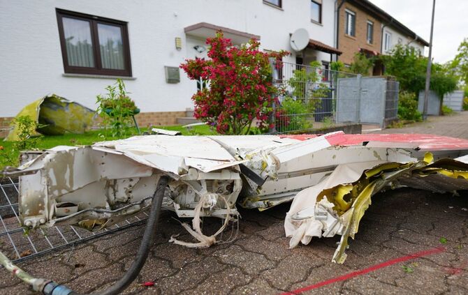 Absturz eines Kleinflugzeuges in ein Wohngebiet