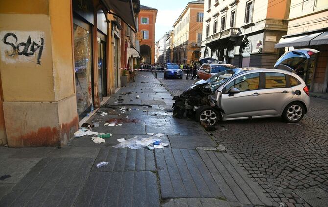 Auto fährt in Modena in Menschenmenge