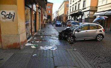 Auto fährt in Modena in Menschenmenge