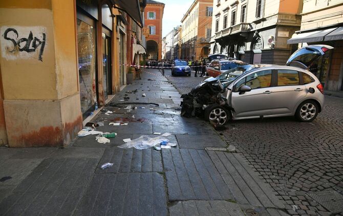 Auto fährt in Modena in Menschenmenge