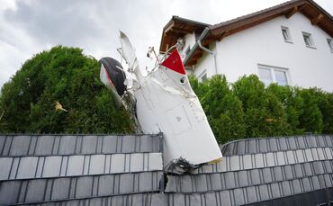 Absturz eines Kleinflugzeuges in ein Wohngebiet