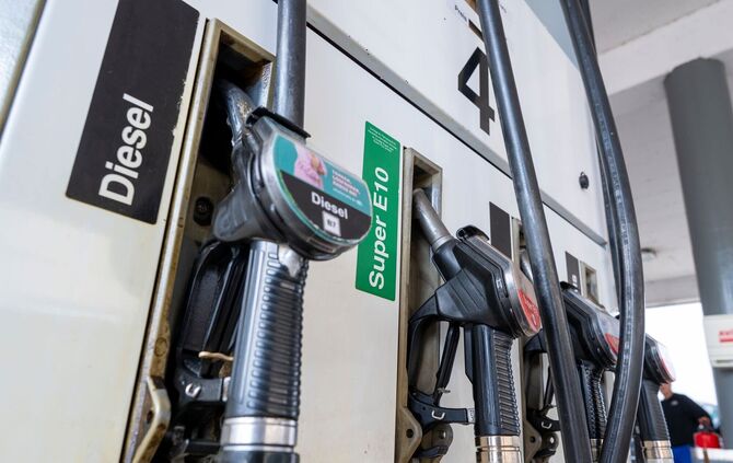 Kurz nach Beginn des Iran-Kriegs hatte der Dieselpreis den für E10 überholt. Nun ist wieder E10 teurer. (Archivbild)