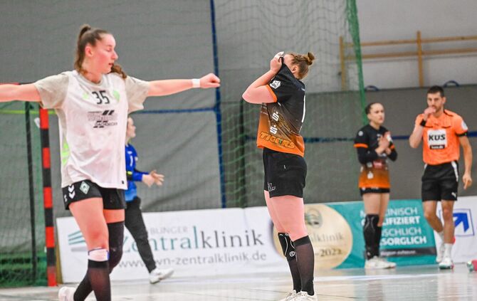 Für Kimberly Gisa (Mitte, links Lara Niemann) und den VfL Waiblingen gab es auch im Rückspiel gegen Werder Bremen nichts zu hole