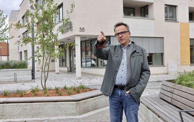 Wirtschaftsförderer Thomas Müller vor dem neu gestalteten Bereich vor der Stadtbücherei in Beutelsbach.