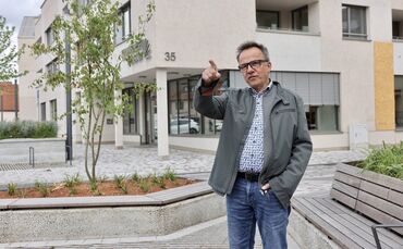 Wirtschaftsförderer Thomas Müller vor dem neu gestalteten Bereich vor der Stadtbücherei in Beutelsbach.