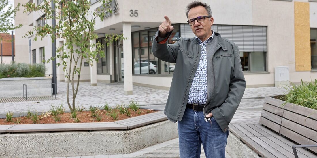 Wirtschaftsförderer Thomas Müller vor dem neu gestalteten Bereich vor der Stadtbücherei in Beutelsbach.