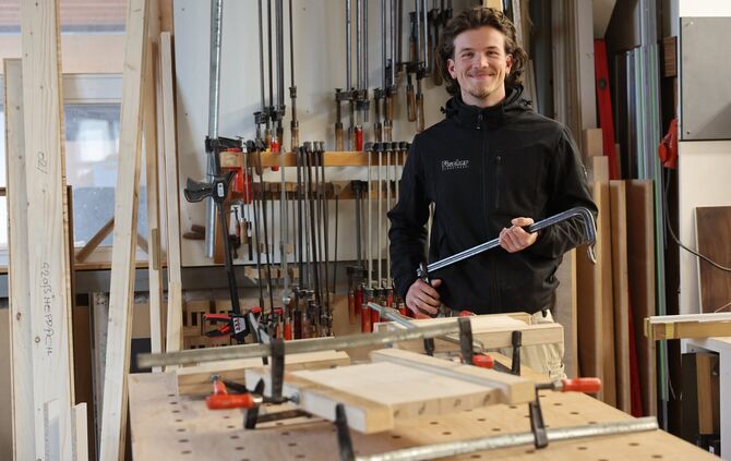 Tischler Frederik Wagner an seinem Arbeitsplatz in Fellbach.