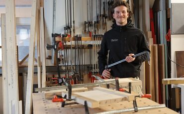 Tischler Frederik Wagner an seinem Arbeitsplatz in Fellbach.