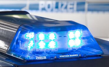 Die Polizei hat die betroffene Straße für die Bergungsarbeiten gesperrt. (Symbolbild)