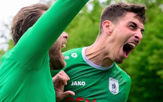 Jubeln, bis fast die Halsmuskeln reißen: Hegnacher Torjubel nach dem 2:1.