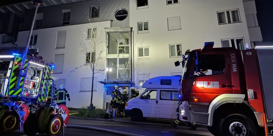 Der Feuerwehreinsatz im Luise-Duttenhofer-Weg in Waiblingen. Eine Person wurde mit der Drehleiter gerettet.