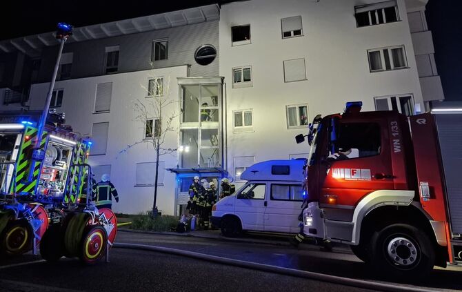 Der Feuerwehreinsatz im Luise-Duttenhofer-Weg in Waiblingen. Eine Person wurde mit der Drehleiter gerettet.