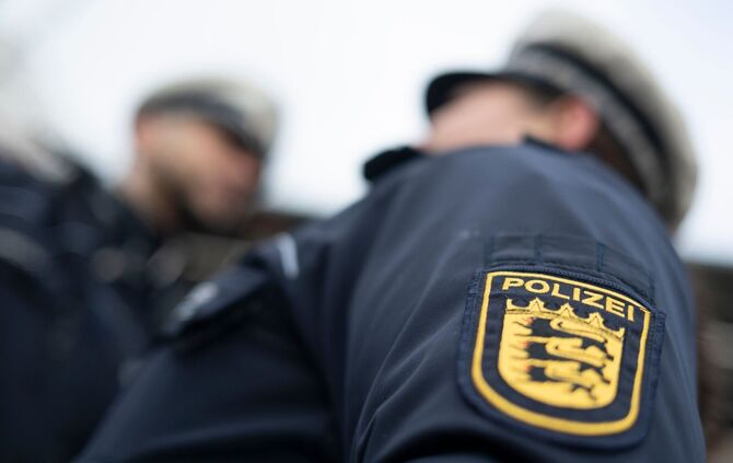 In der Zimmerdecke fand die Polizei zahlreiche Drogen. (Symbolbild)