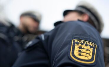 In der Zimmerdecke fand die Polizei zahlreiche Drogen. (Symbolbild)