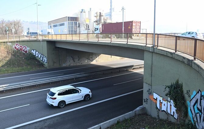 Von einer Brücke aus sollen die Kinder die Gegenstände geworfen haben. (Symbolbild)