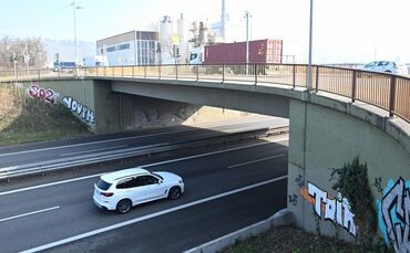 Von einer Brücke aus sollen die Kinder die Gegenstände geworfen haben. (Symbolbild)