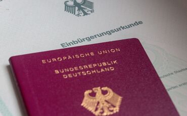 Fast 40.000 Menschen haben sich im vergangenen Jahr in Baden-Württemberg einbürgern lassen. (Symbolbild)