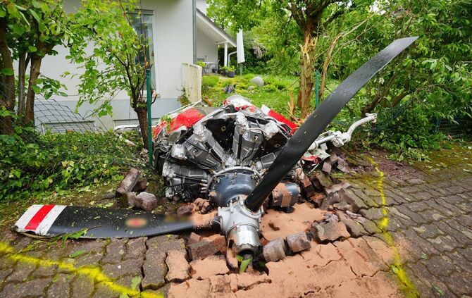 Absturz eines Kleinflugzeuges in ein Wohngebiet