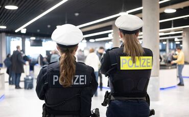 Am Stuttgarter Flughafen kann es an den Sicherheitskontrollen während der Pfingstferien auch mal länger dauern. (Symbolbild)