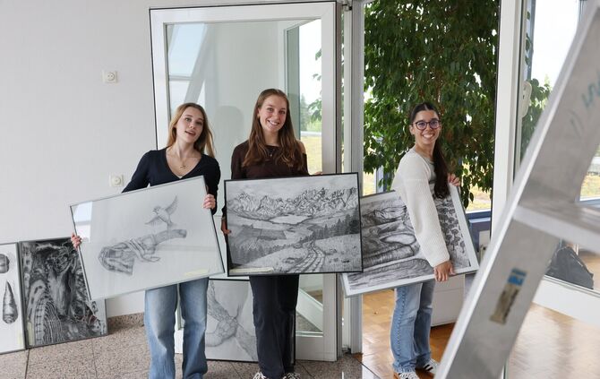 Drei Schülerinnen beim Aufbau der Ausstellung im Zeitungsverlag Waiblingen (ZVW) in der Albrecht-Villinger-Straße.