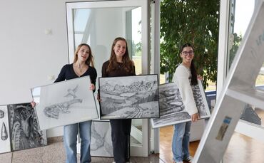 Drei Schülerinnen beim Aufbau der Ausstellung im Zeitungsverlag Waiblingen (ZVW) in der Albrecht-Villinger-Straße.