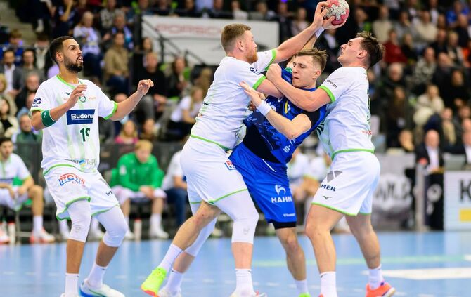 Bekommt Simone Mengon (mit Ball) mit Philipp Ahouansou (links) in der nächsten Saison einen neuen Mitspieler? Der Rückraumspiele