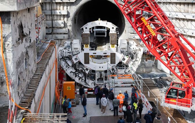 Nach einer Zwangspause hat die Tunnelbohrmaschine «Paulina» noch 100 Meter Störzone vor sich. (Archivbild)