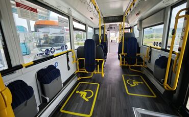 Innenraum des Toyota-Caetano-Wasserstoff-Busses.