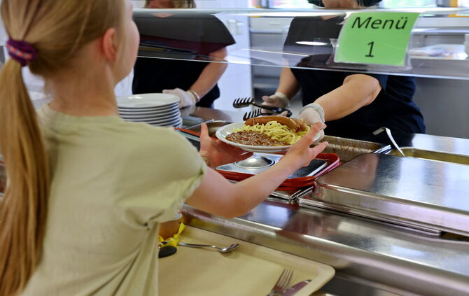Guten Appetit: In der Mensa der Winnender Schulen können die Kinder vorab unter zwei Menüs wählen und vor Ort sagen, wie viel si