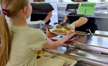 Guten Appetit: In der Mensa der Winnender Schulen können die Kinder vorab unter zwei Menüs wählen und vor Ort sagen, wie viel si