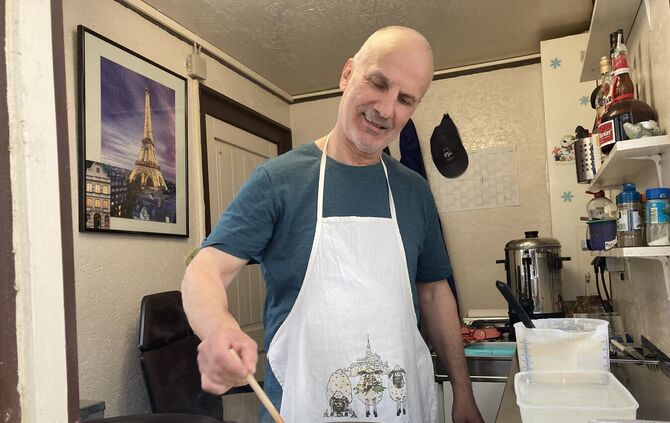 Er ist da und steht bereit, trotz ausbleibender Kundschaft: Jean-Marc Dessi an seinem Crêpe-Stand in Schorndorf.