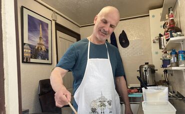 Er ist da und steht bereit, trotz ausbleibender Kundschaft: Jean-Marc Dessi an seinem Crêpe-Stand in Schorndorf.