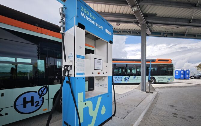 Ein Brennstoffzellen-Bus wird in Waiblingen an der neuen Wasserstoff-Tankstelle symbolisch befüllt. Für die Inbetriebnahme fehlt