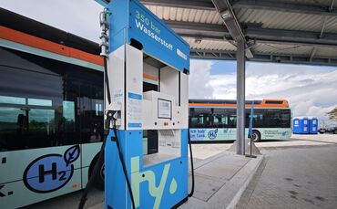 Ein Brennstoffzellen-Bus wird in Waiblingen an der neuen Wasserstoff-Tankstelle symbolisch befüllt. Für die Inbetriebnahme fehlt