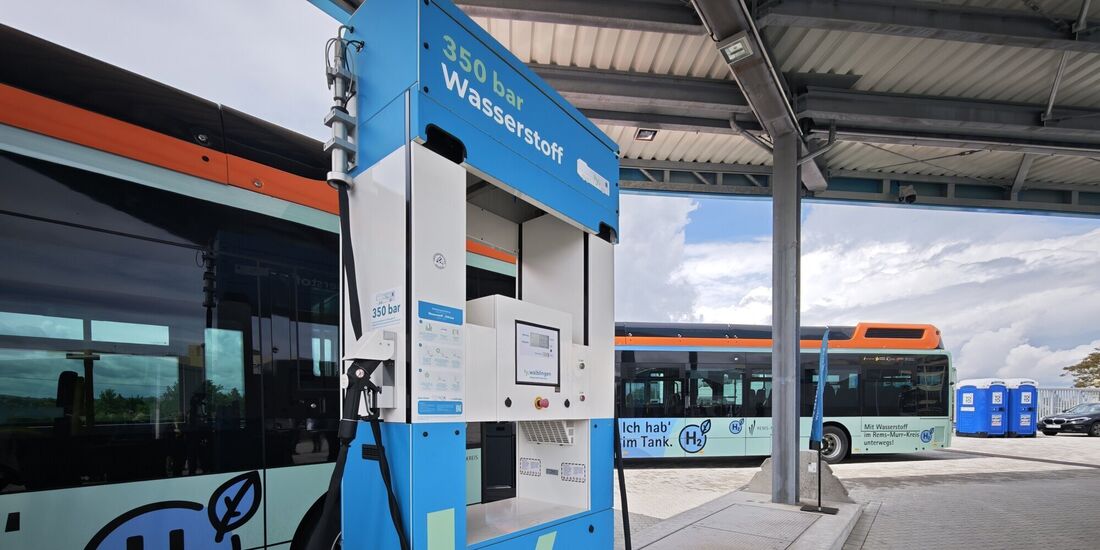 Ein Brennstoffzellen-Bus wird in Waiblingen an der neuen Wasserstoff-Tankstelle symbolisch befüllt. Für die Inbetriebnahme fehlt