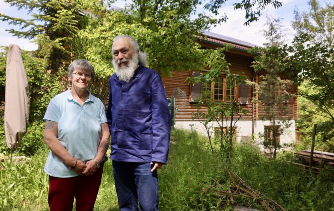 Gudrun Strauß-Gleich und ihr Mann Wolfgang Gleich in ihrem Garten in Beinstein.