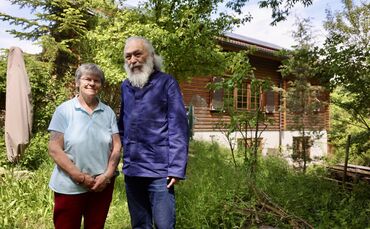 Gudrun Strauß-Gleich und ihr Mann Wolfgang Gleich in ihrem Garten in Beinstein.
