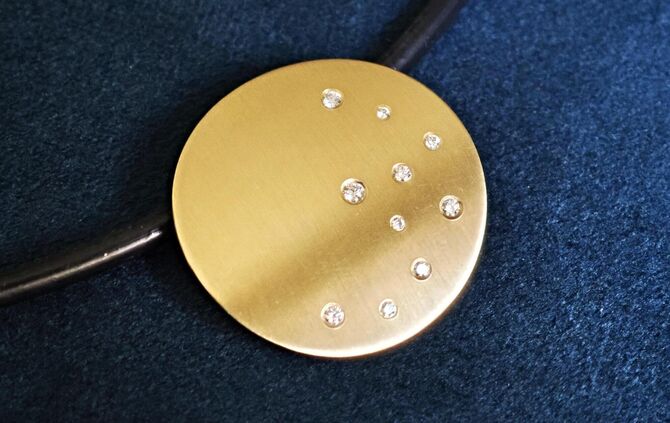 Ein Trickbetrüger stahl Schmuck aus einem Schlafzimmer in Backnang. (Symbolfoto)