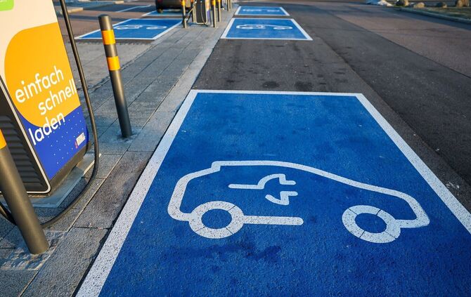 Mit der neuen Förderung will die Bundesregierung helfen, immer mehr Elektroautos auf die Straße zu bringen. (Archivbild)