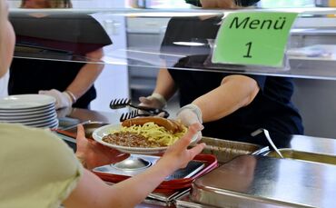 Guten Appetit: In der Mensa der Winnender Schulen können die Kinder vorab unter zwei Menüs wählen und vor Ort sagen, wie viel si