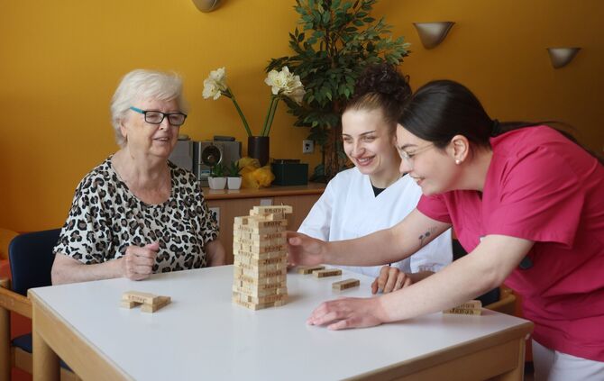 Antje Runte hat im Klinikum Schloss Winnenden ihre Lebenslust wiedergewonnen. Die Pflege-Azubis Selina Lachenmaier und Sofia Tek