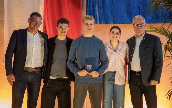 Bei der Ehrung (von links): SSV-Vizepräsident Stefan Allgaier, Philipp Raimund, Janne Holz, Anna Hollandt und SSV-Präsident Joch